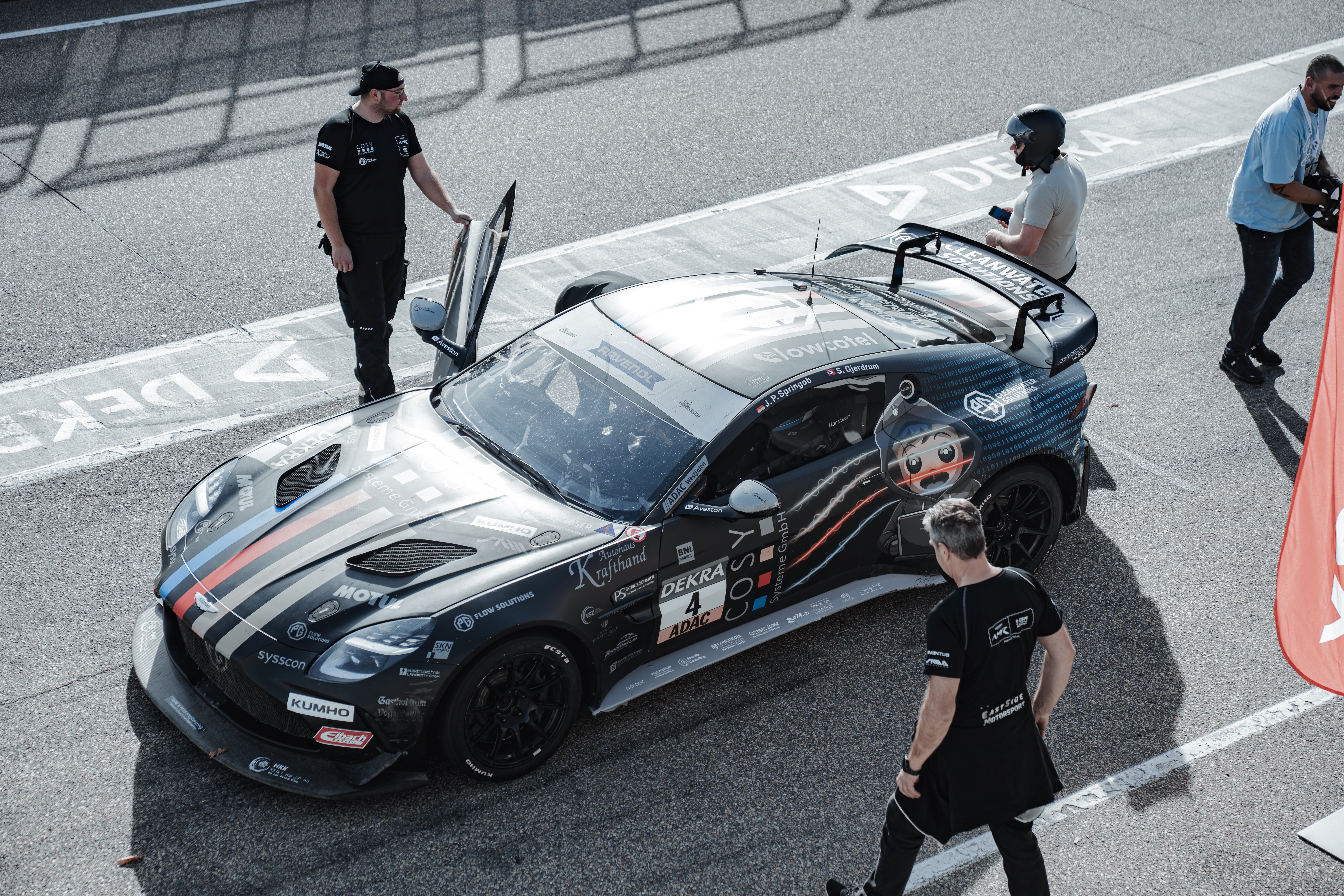 Rennwagen in der Boxengasse am Nürburgring